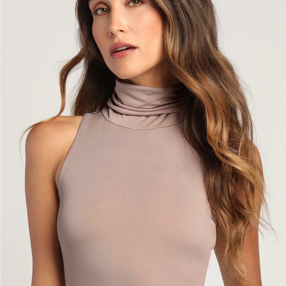 Lulu’s taupe sleeveless turtleneck top